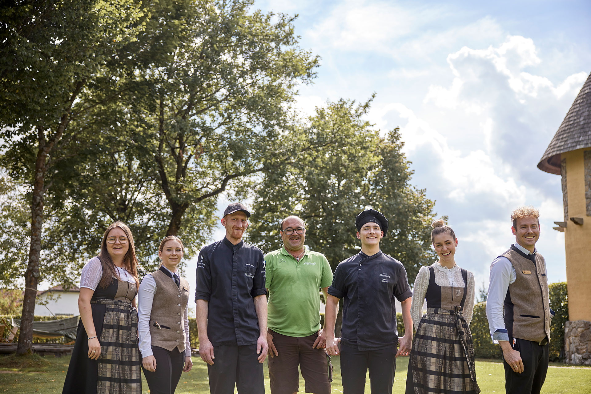 Sieben Mitarbeiter des Hotel Guglwald aus unterschiedlichen Abteilungen stehen im Freien.