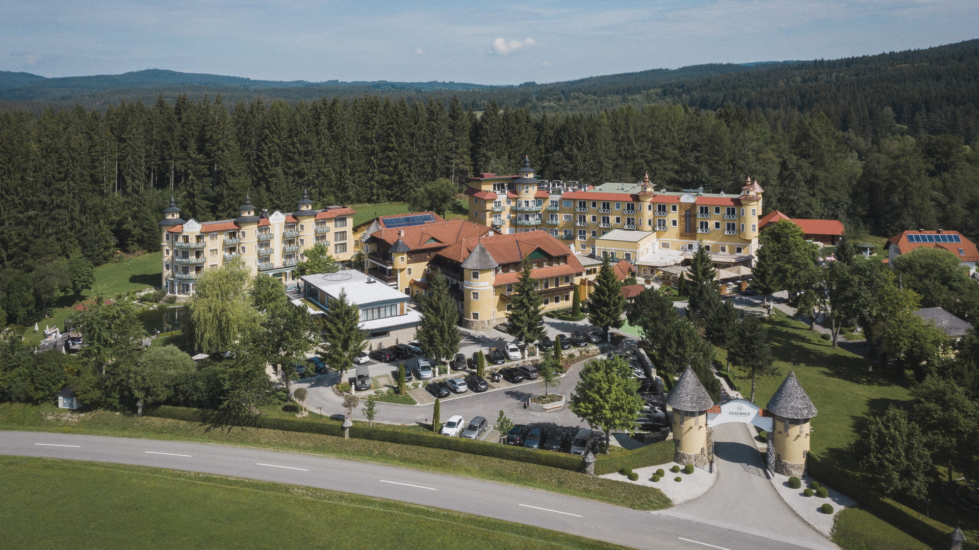 Außenaufnahme des Hotel Guglwald im Sommer