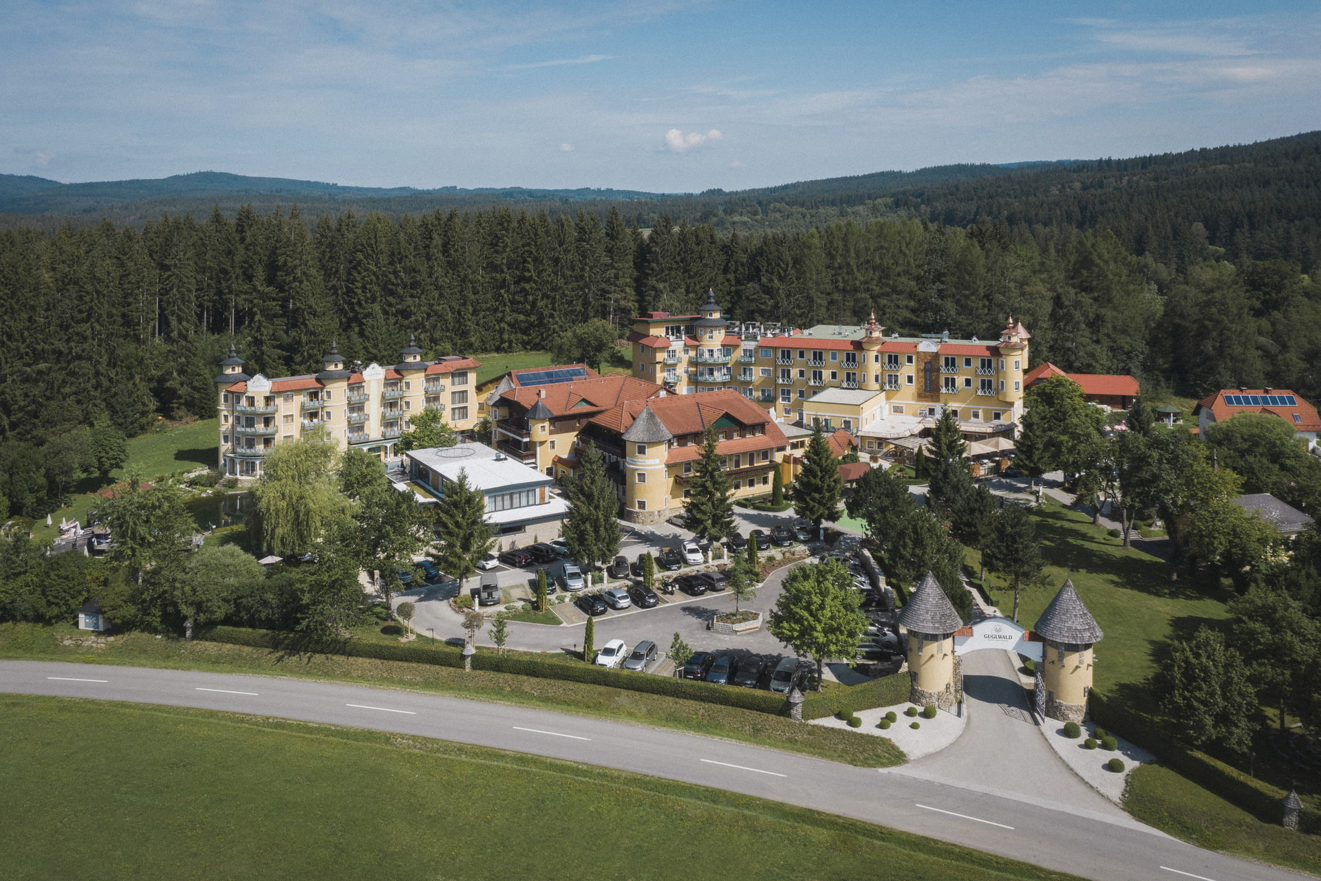 Außenaufnahme des Hotel Guglwald im Sommer